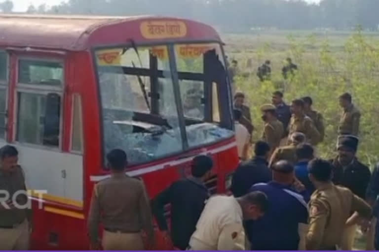 Maharashtra policemen on UP poll duty attacked by goons, several injured