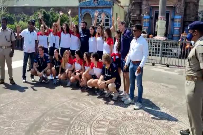 Hockey Team at ShriMandir: ପୁରୀରେ ସ୍ପେନିୟ ମହିଳା ଟିମ, ପତିତପାବନଙ୍କୁ କଲେ ଦର୍ଶନ