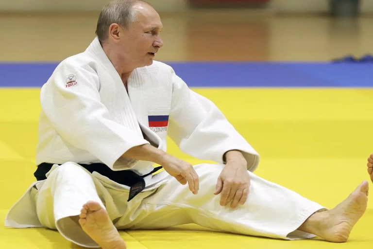 World Taekwondo strips Vladimir Putin  Vladimir Putin Taekwondo  Vladimir Putin news  Russia Ukraine conflict  World Taekwondo strips Vladimir Putin of black belt  Sports sector following sanctions against Russia  റഷ്യക്കെതിരെ ഉപരോധം തുടർന്ന് കായിക മേഖല  പുടിന്‍റെ ബ്ലാക്ക് ബെൽറ്റ് തിരിച്ചെടുത്ത് ലോക തായ്‌ക്വോണ്ടോ ഫെഡറേഷൻ  റഷ്യ യുക്രൈൻ യുദ്ധം  റഷ്യക്ക് കൂടുതൽ ഉപരോധം  റഷ്യക്ക് വിലക്ക്  വ്ലാദിമിർ പുടിൻ  Russia attack Ukraine  Russia Ukraine War  Russia Ukraine News  Russia Ukraine Crisis News  Russia-ukraine conflict  vladimir putin  Russia-Ukraine War Crisis  russia declares war on ukraine  Russia-Ukraine live news  പുടിന്‍റെ തായ്‌ക്വോണ്ടോ ബ്ലാക്ക് ബെൽറ്റ് റദ്ദാക്കി