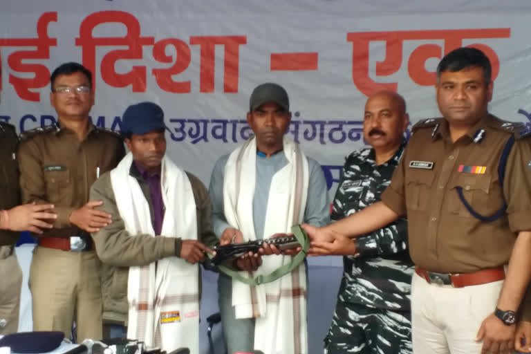 Naxalites Suresh Singh Munda and Lodro Lohra surrendered in front of Jharkhand Police