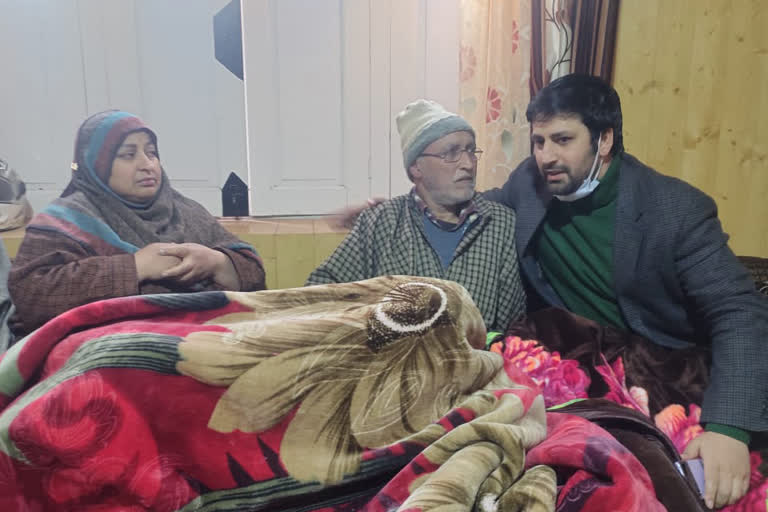 Tehsildar Pahalgam Meets Families of Students Stranded in Ukraine: تحصیلدار پہلگام کی یوکرین میں پھنسے طلبہ کے اہل خانہ سے ملاقات