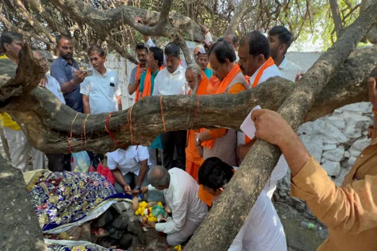 Shivalinga in Dargah worshiped by BJP leaders