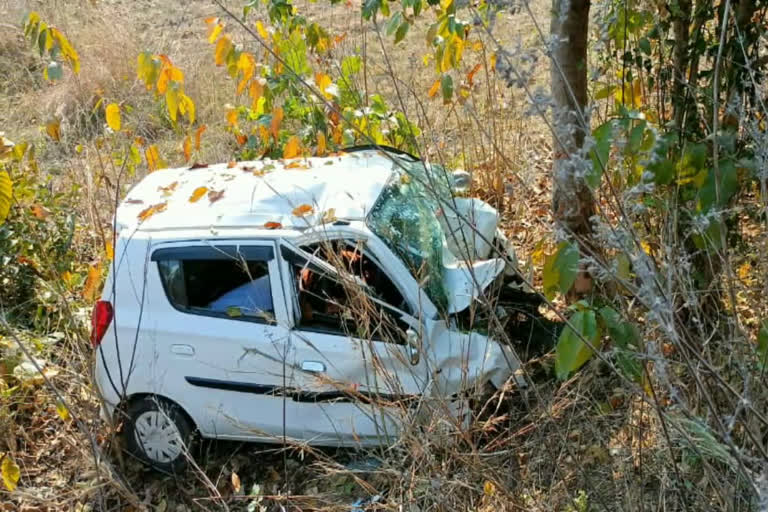 Six devotees from Chhattisgarh die in road accident in Odisha  devotees die in road accident in Odisha  car accident in Odisha  ഒഡീഷയിൽ തീർഥാടകർ സഞ്ചരിച്ച കാർ അപകടത്തിൽപ്പെട്ട് ആറ് മരണം  ഒഡീഷയിൽ കാർ അപകടത്തിൽ ആറ് മരണം  നുവാപാഡയിൽ നിയന്ത്രണം വിട്ട കാർ മരത്തിലിടിച്ചു  മഹാസമുന്ദ് സ്വദേശികൾ കാർ അപകടത്തിൽ മരിച്ചു