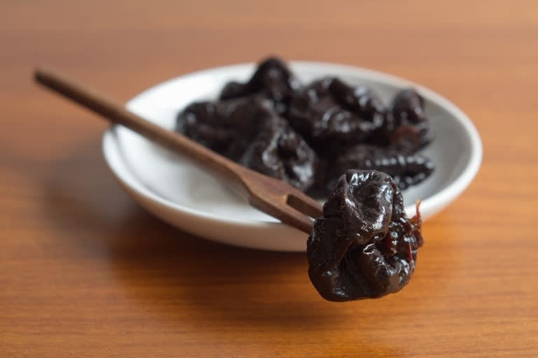 prunes good for postmenopausal women  peen state university study on prune  benefit of including prunes in diet  ഉണങ്ങിയ പ്ലം ആര്‍ത്തവിരാമം വന്ന സ്ത്രീകള്‍ക്ക് നല്ലത്  ഉണങ്ങിയ പ്ലം എല്ലുകളുടെ ആരോഗ്യം വര്‍ധിപ്പിക്കും  അമേരിക്കയിലെ പെന്‍സില്‍വാനിയ സര്‍വകലാശാല പ്ലംമ്മിനെ കുറിച്ച് നടത്തിയ പഠനം