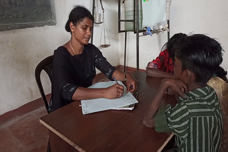 Kurinji Panika Colony in Ambumala  Kurinji Panika Colony School Teacher Mini  കുറിഞ്ഞി പണിക്ക കോളനി  അമ്പു മല ബദല്‍ സ്കൂള്‍  അമ്പു മല ബദല്‍ സ്കൂള്‍ അധ്യാപിക മിനി  വെണ്ടെത്തു പൊയിലില്‍ മിനി