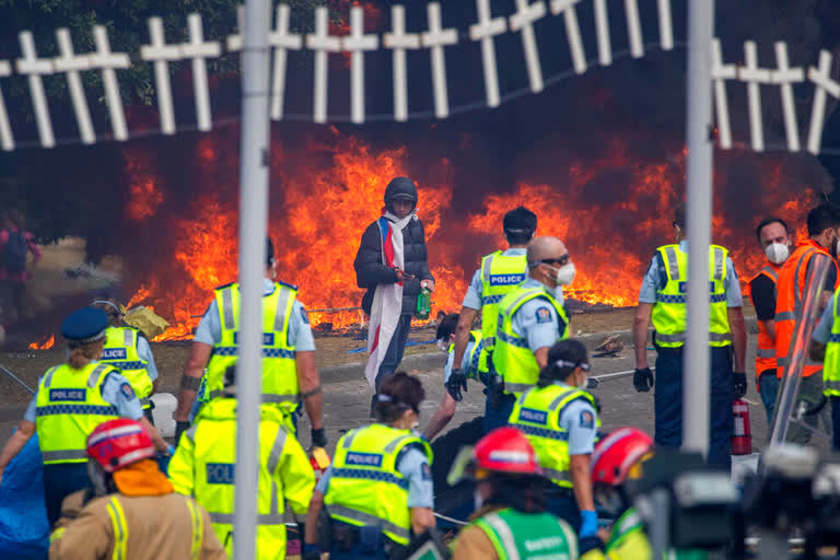 New Zealand anti-vax protesters set fires as police break up camp