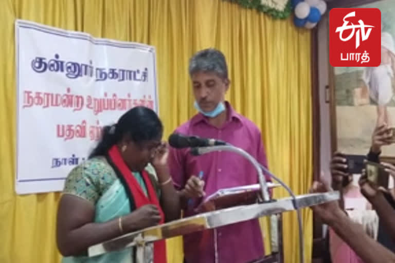 கண்ணீருடன் பதவியேற்ற திமுக பெண் வார்டு உறுப்பினர்!