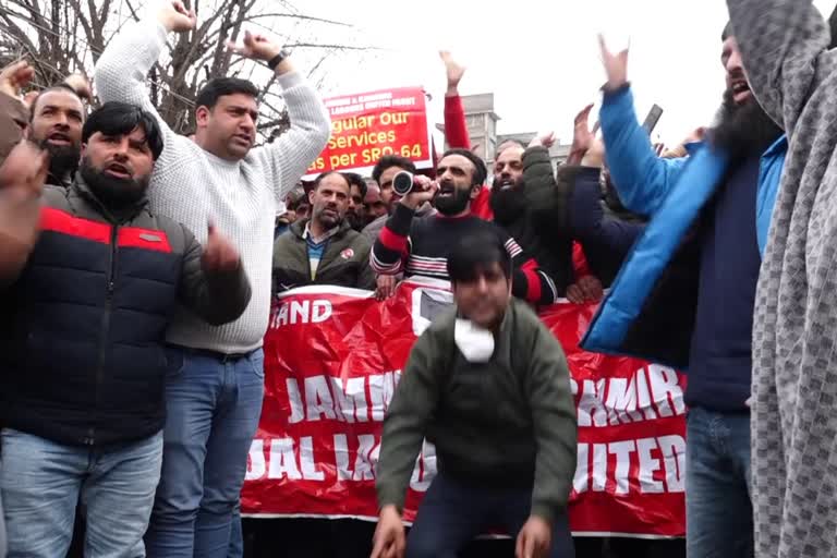 Casual Labourers Protest in Srinagar: یومیہ اجرت پر کام کر رہے عارضی ملازمین کا سرینگر میں احتجاج