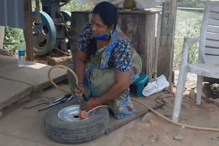 'పంచర్ షాప్' అనసూయ.. మహిళాలోకానికి ఆదర్శం !