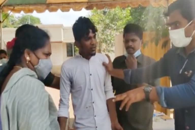 பட்டாக்கத்தியுடன்  சிக்கிய இளைஞர்