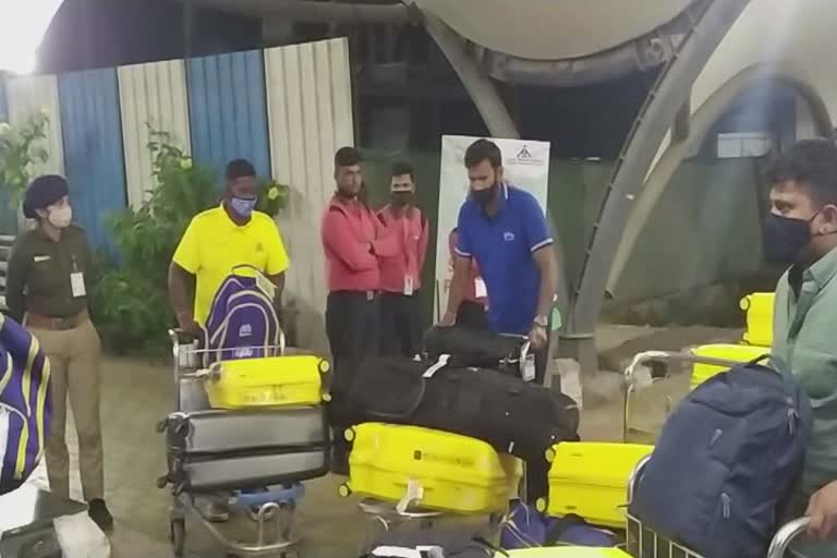 CSK Team in Surat : સુરત એરપોર્ટ પર કેપ્ટન કુલ સહિત ચેનાઈ સુપર કિંગના કેટલા ખિલાડીઓ પહોચ્યા