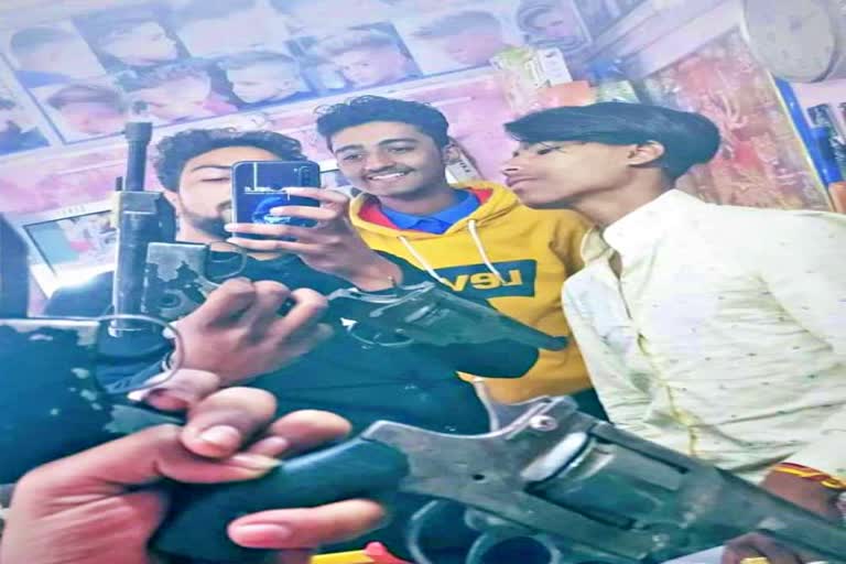 Two youths arrested after photo viral with illegal weapon in Bettiah