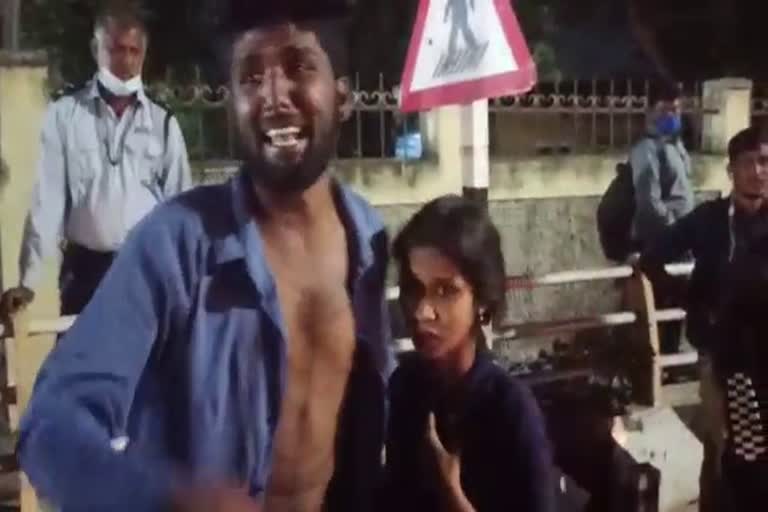 Couples screamed in a public on the fear of honour killing  Couples screamed in a public on the fear of honour killing in Coimbatore  Coimbatore avinasi road honour killing attempt  ദുരഭിമാനക്കൊല ഭയന്ന് നടുറോഡിലിറങ്ങി നിലവിളിച്ച് തമിഴ് ദമ്പതികൾ  കോയമ്പത്തൂർ അവിനാശി റോഡ് ദുരഭിമാനക്കൊല ശ്രമം  വിഘ്‌നേഷ് സ്‌നേഹ ദമ്പതികൾ  നടുറോഡില്‍ നിലവിളിക്കുന്ന തമിഴ് ദമ്പതികൾ  tamil Couples screamed in public  Vignesh Sneha tamil couple  തമിഴ്‌നാട് മണിയക്കാരംപാള ശരവണംപട്ടി ദുരഭിമാനക്കൊല