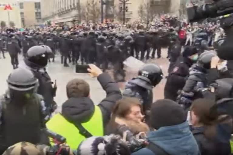 Russian police arrest anti-war protesters