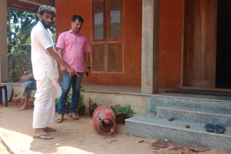 ഒറ്റപ്പാലം കാഞ്ഞിരക്കടവ് സിലിണ്ടർ പൊട്ടിത്തെറിച്ചു  കുളത്തിങ്കൽ ഷെറിഫ് വീട്ടുമുറ്റത്ത് സിലിണ്ടർ പൊട്ടിത്തെറിച്ചു  പാലക്കാട് ഇന്ത്യൻ ഓയിൽ സിലിണ്ടർ പൊട്ടിത്തെറിച്ചു  പാചക വാതക ഗ്യാസ് സിലിണ്ടർ അപകടം  cylinder exploded Palakkad Ottapalam  gas cylinder exploded Palakkad Ottapalam  Indian oil gas cylinder exploded in Palakkad Ottapalam  cooking gas cylinder explosion in the backyard of house in Kanjirakadavu