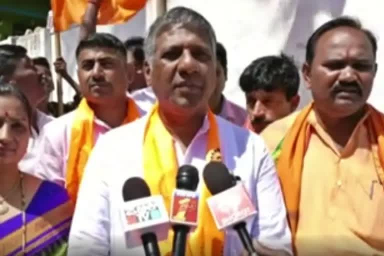 Karnataka BJP lawmaker's shocker on bringing student's body from Ukraine  Karnataka BJP MLA Arvind Bellad controversial remark  repatriation of the body of Indian student Naveen who killed in Ukraine  MLA Arvind Bellad controversial remarks on Naveens body repatriation  നവീൻ ശേഖർഗൗഡ മൃതദേഹം നാട്ടിലെത്തിക്കുന്നതിൽ കർണാടക ബിജെപി എംഎൽഎ  അരവിന്ദ് ബെല്ലാഡ് വിവാദ പരാമർശം  നവീന്‍റെ മൃതദേഹം നാട്ടിലെത്തിക്കുന്നതിൽ അരവിന്ദ് ബെല്ലാഡ്  യുക്രൈനിൽ കൊല്ലപ്പെട്ട ഇന്ത്യൻ വിദ്യാർഥി  Indian student killed in ukraine  ഒരു മൃതദേഹത്തിന്‍റെ സ്ഥാനത്ത് എട്ട് ആളുകളെ എത്തിക്കാം  മൃതദേഹം എത്തിക്കാൻ അധികസ്ഥലം വേണമെന്ന പ്രസ്താവന  russia ukraine war  റഷ്യ യുക്രൈൻ യുദ്ധം