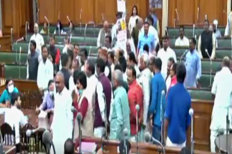 Opposition MLAs protest against corruption in Bihar Assembly