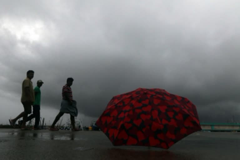 Rain update Kerala  തിങ്കളാഴ്ച വരെ മഴയ്ക്ക് സാധ്യത  മഴയ്ക്ക് സാധ്യതയെന്ന് കാലാവസ്ഥ നിരീക്ഷണ കേന്ദ്രം