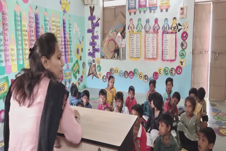 Teaching Through Painting In Deesa: ડીસાની સરકારી શાળાની શિક્ષિકાનો બાળકોના શિક્ષણ માટે અનોખો પ્રયોગ