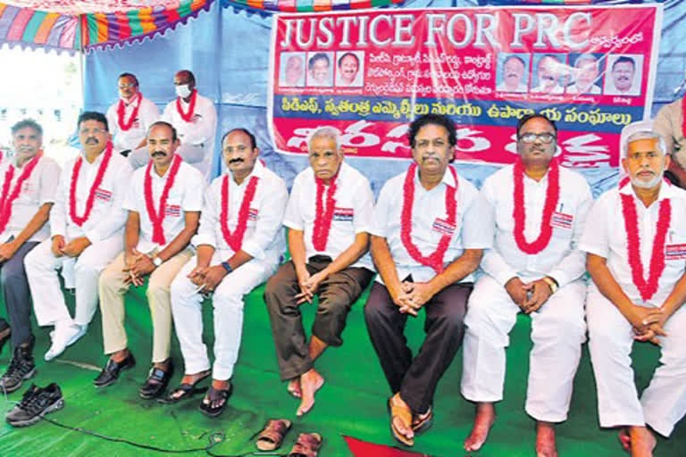 Teachers and pensioners protest in amaravathi