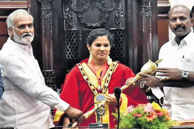 தங்க அங்கி, வெள்ளி செங்கோல் எல்லா மேயர்களுக்கும் கிடைக்குமா ? மேயர் அங்கியில் ஒரு ரகசியம்?