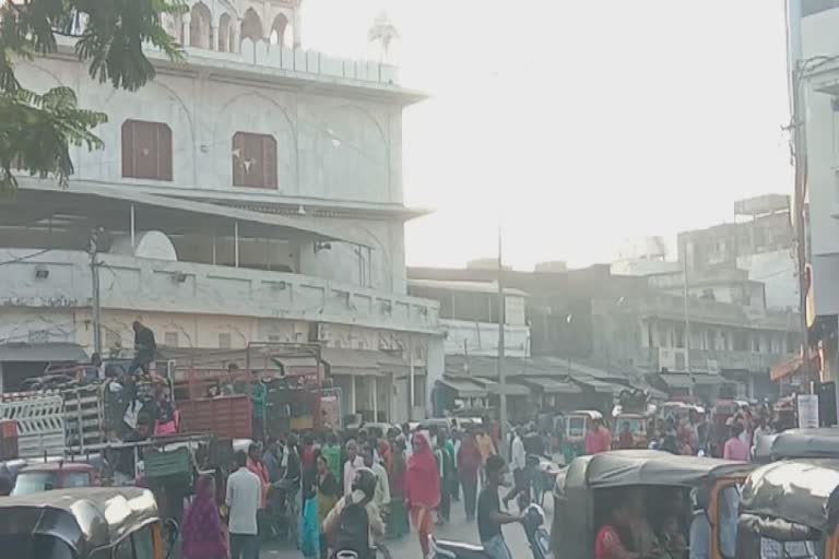 Flower and Fruit Market in Vadodara : મેયરની કડક કાર્યવાહીની સૂચના બાદ પણ ફૂલ અને ફ્રુટ બજારમાં દબાણ યથાવત