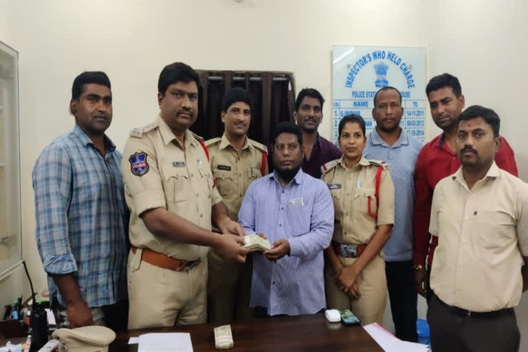 The police handed back the lost four lakh rupees to the victim