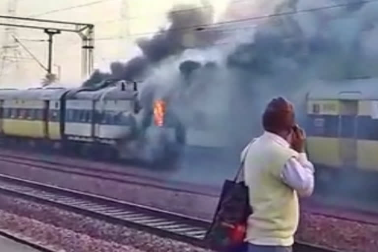 சஹாரன்பூர்-டெல்லி பயணிகள் ரயிலில் தீ விபத்து