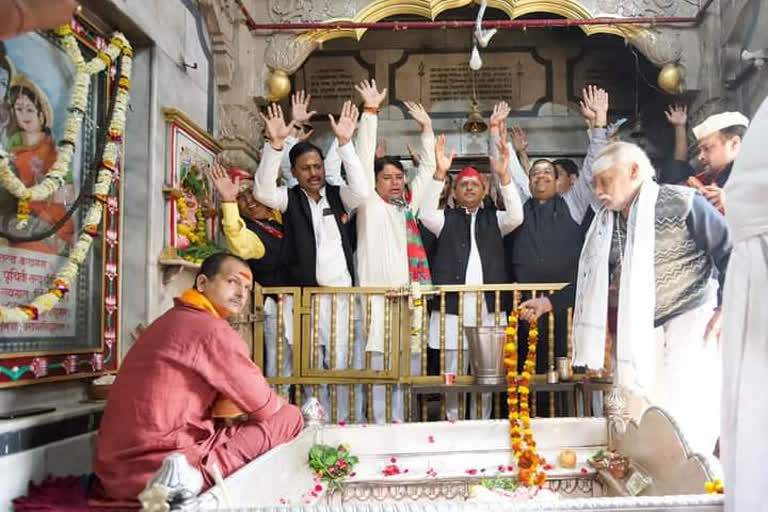 akhilesh-yadav-visits-mahamrityunjay-temple-in-varanasi