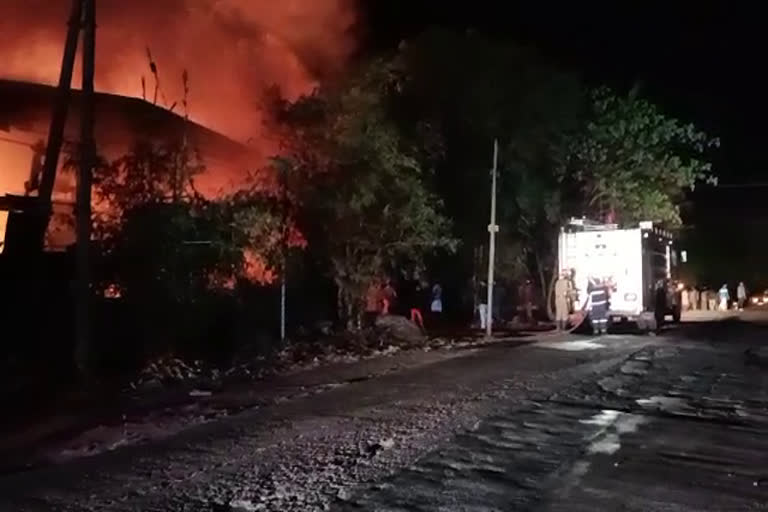 fire breaks out at a plywood factory in Taliparamba  fire breaks at Taliparamba  തളിപ്പറമ്പിലെ പ്ലൈവുഡ് ഫാക്‌ടറിയിൽ വൻ തീ പിടുത്തം  കണ്ണൂരിൽ വൻ തീ പിടിത്തം  തളിപ്പറമ്പ് ധർമ്മശാലയിലെ അഫ്ര പ്ലൈവുഡ് ഫാക്‌ടറിയിൽ തീ പിടുത്തം  fire breaks out at afrah plywood factory kannur