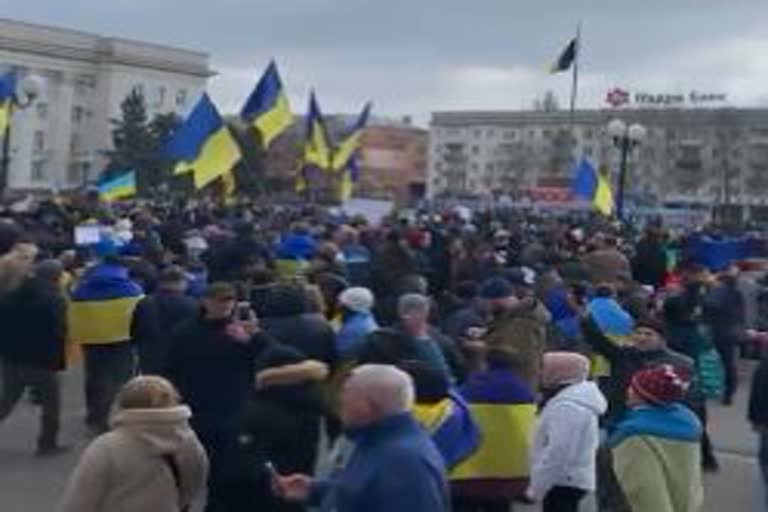 Hundreds protest against Russian forces in Kherson