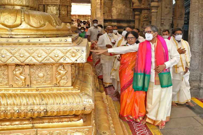 chief justice offers prayer to lord balaji