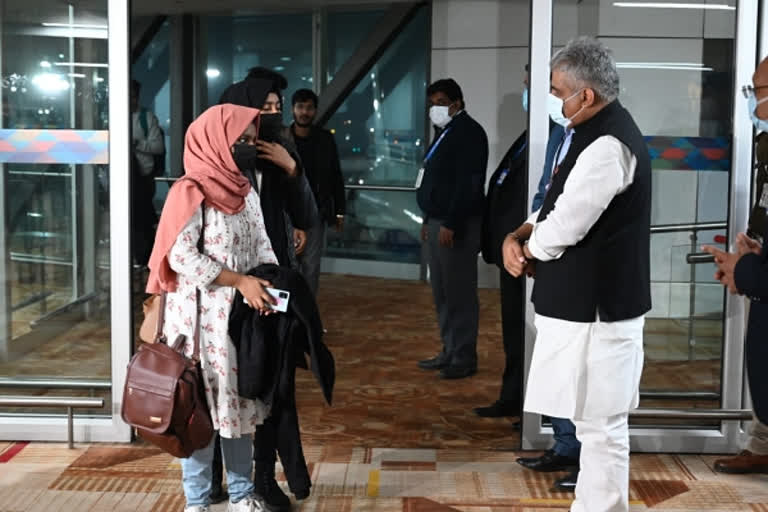 special flight carrying Indian citizens reached Delhi  special flight carrying 183 Indian citizens stranded in Ukraine reached  യുക്രൈനിൽ കുടുങ്ങിയ കൂടുതൽ പൗരർ ഇന്ത്യയിലേക്ക്  യുക്രൈൻ റഷ്യ യുദ്ധം  യുക്രൈനിൽ നിന്ന് 183 ഇന്ത്യക്കാർ ഡൽഹിയിലെത്തി  യുക്രൈനിൽ നിന്ന് ഇന്ത്യൻ പൗരരുമായി പ്രത്യേക വിമാനം  യുക്രൈനിൽ കുടുങ്ങിയ ഇന്ത്യൻ വിദ്യാർഥികൾ  Indian students stranded in Ukraine reached Delhi on Sunday  russia Ukraine war  russia Ukraine conflict  russia Ukraine attack  central govt Operation Ganga  ഓപ്പറേഷൻ ഗംഗ