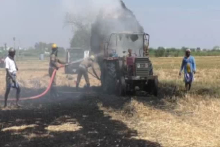 வைக்கோல் ஏற்றிச் சென்ற டிராக்டரில் தீ: உயிர் தப்பிய விவசாயி