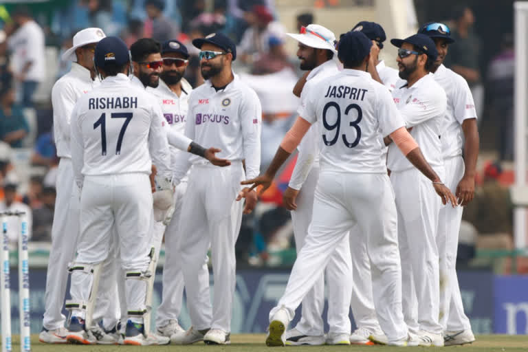 india-vs-sri-lanka-1st-test-day-three-india-bowl-out-sri-lanka-for-174