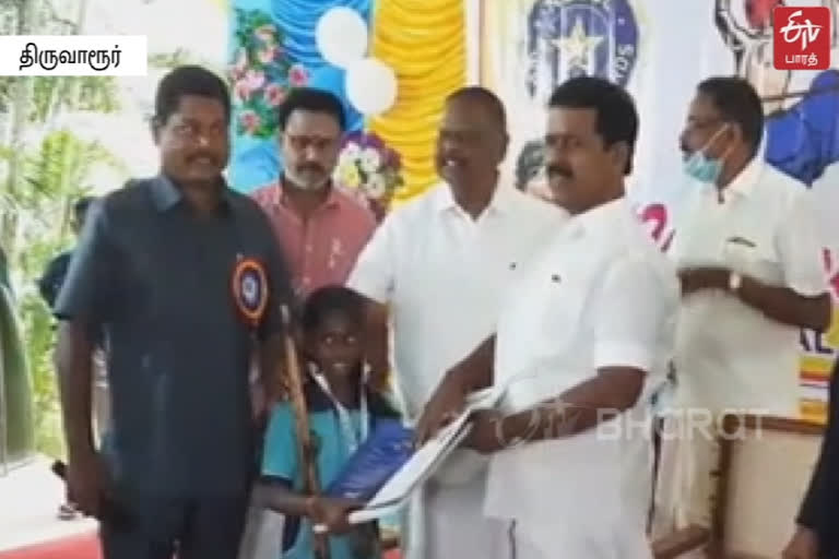 2 மணிநேரம் தொடர்ந்து சிலம்பம் சுற்றி மாணாக்கர்கள் உலக சாதனை!