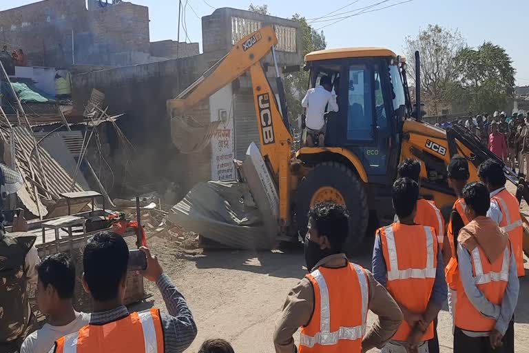 Bulldozers run on illegal possession of criminals in Mandsaur