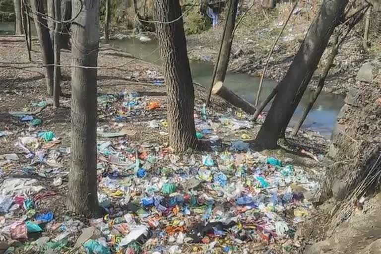 River Turned Into Dumping Yard in Bijbehara: بجبہاڑہ کی ندی ڈمپنگ سائٹ میں تبدیل