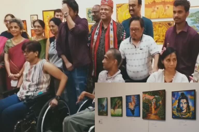 A womam in bengalure draw the paintings in wheel chair