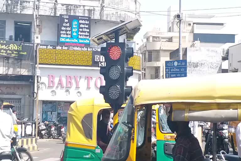 solar and portable traffic signal in Rajkot: રાજકોટમાં દેશનું પ્રથમ સોલાર અને પોર્ટેબલ ટ્રાફિક સિગ્નલ મુકાયું