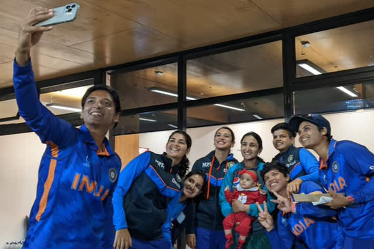 Indian players play with Pakistan captain Bismah Maroof's daughter: watch