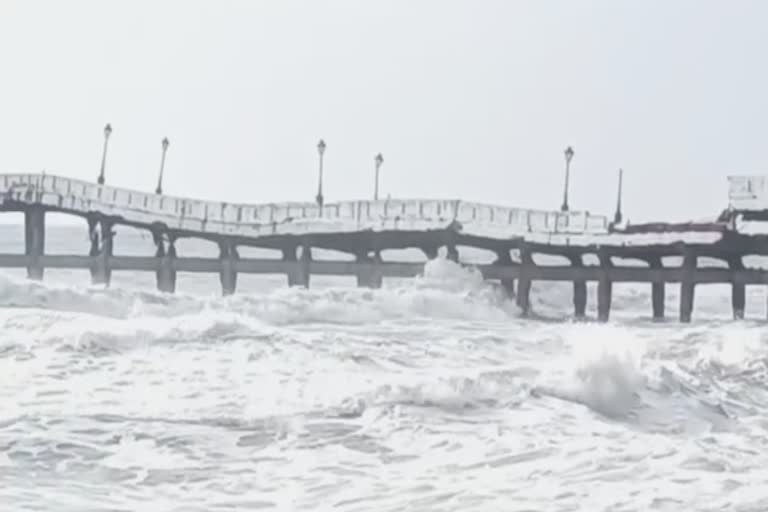 60 ஆண்டுகள் பழமைமிக்க பாலம் இடிந்து விழுந்தது!