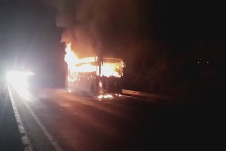 Fire in private bus: નડિયાદ નજીક એક્સપ્રેસ હાઇવે પર ખાનગી બસમાં આગ, 35 મુસાફરોનો આબાદ બચાવ