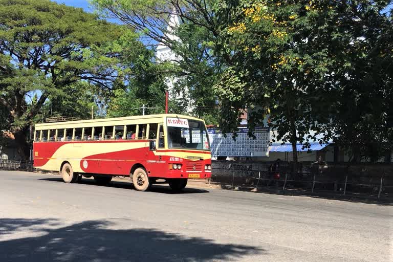 Traveler Insult young woman in KSRTC Bus  KSRTC Bus conductor Suspended  യുവതിയെ അപമാനിച്ച സംഭവം  കണ്ടക്ടര്‍ക്ക് സസ്പെന്‍ഷന്‍  കോഴിക്കോട് ഡിപ്പോയിലെ കണ്ടക്ടര്‍ക്ക് സസ്പെന്‍ഷന്‍  കെ.എസ്.ആർ.ടി.സി ബസിൽ യുവതി അപമാനിക്കപ്പെട്ടു