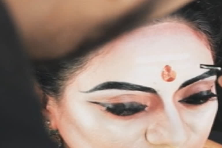 மகளிர் தினத்தில் அம்மனாக மாறிய அமைச்சர்!