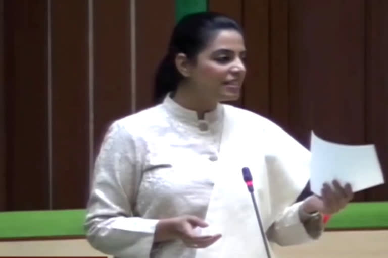 Divya Maderna seems angry with PHED Minister in assembly