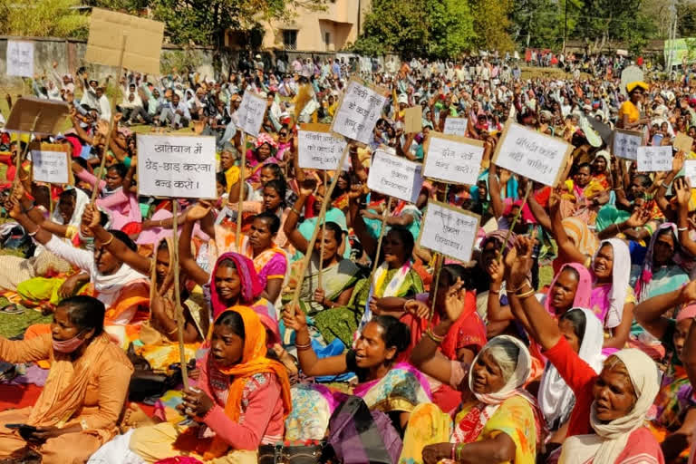 Women demonstration in Khunti against swamitva yojana