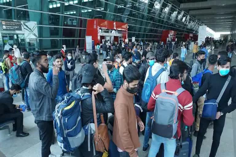 More than 650 students stranded in Ukraine city Sumi have been evacuated  650 students stranded in Ukraine Sumi evacuated  russia Ukraine war  Ukraine india evacuation  യുക്രൈനിൽ കുടുങ്ങിയ ഇന്ത്യൻ വിദ്യാർഥികളെ ഒഴിപ്പിച്ചു  സുമിയിൽ കുടുങ്ങിയ 650ലധികം വിദ്യാർഥികളെ ഒഴിപ്പിച്ചു  യുക്രൈൻ റഷ്യ യുദ്ധം  ഓപ്പറേഷൻ ഗംഗ  indian students stranded in ukraine