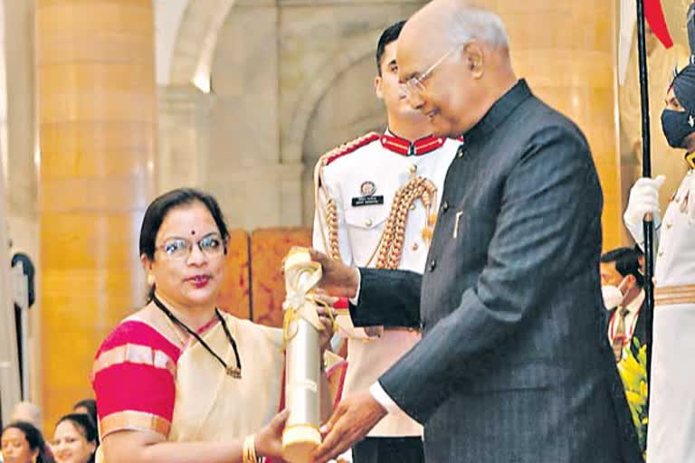 Prasanna srinari shakti puraskar to AU Professor Prasanna sri