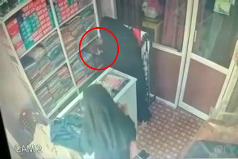 two-burka-wore-women-theft-in-dress-shop-theft-video-gone-viral-in-social-media